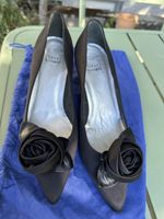 Pumps Stuart Weizman schwarzer Satin mit Ledersohle