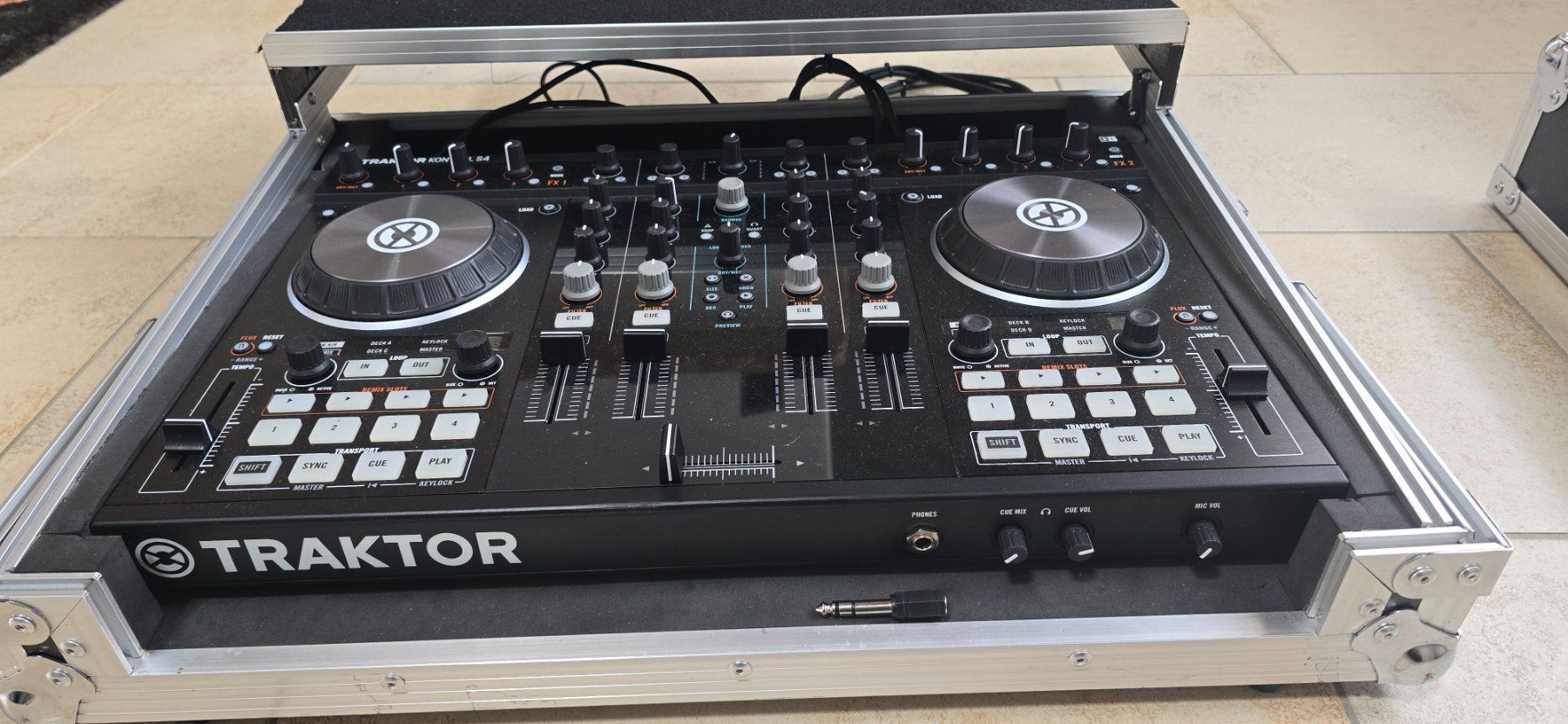 Traktor Console di mixaggio: Native Traktor Kontrol S4 MK2 mit passendem Case – Usato da Riederalp venduto da masuroto11 1