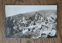 Gruppenfoto mit Offizier, Soldaten und zivilen Personen