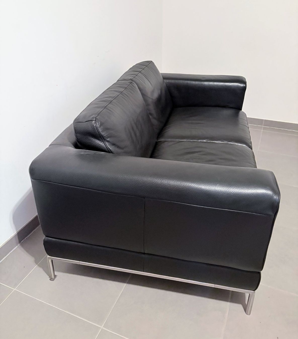Ikea Sofas: Sofa en cuir noir – D'occasion à Commugny par Wouterh 1