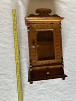 Armoire en bois pour maison de poupée