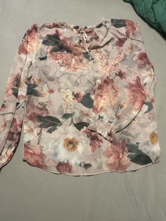 Bluse mit Blumen, geschätze gr. S/M  & leicht durchsichtig