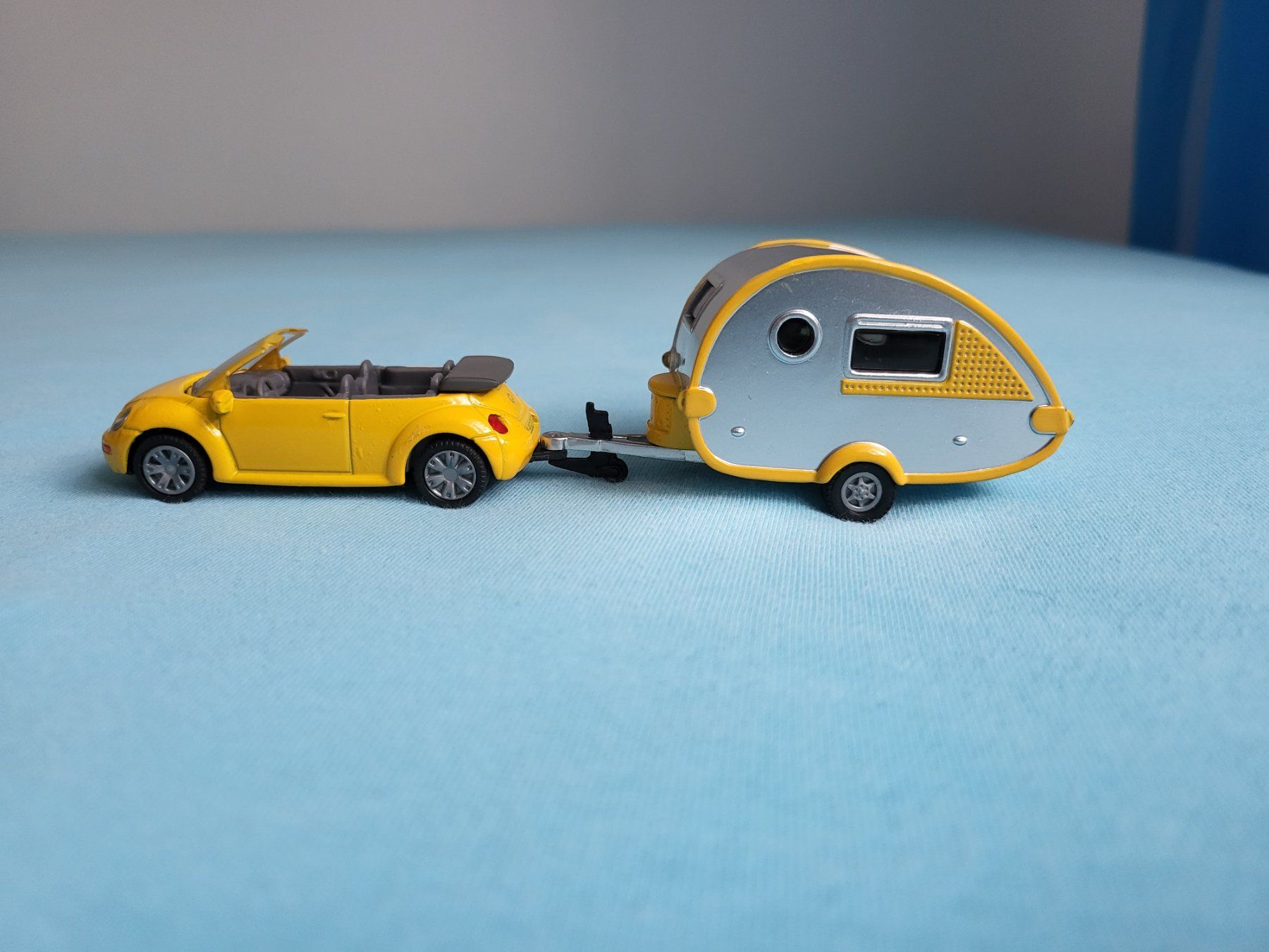 Siku Modellini d'auto: VW Beetle Cabriolet & Camping Trailor – Nuovo (secondo la descrizione) da Glattbrugg venduto da PhilKrill 1