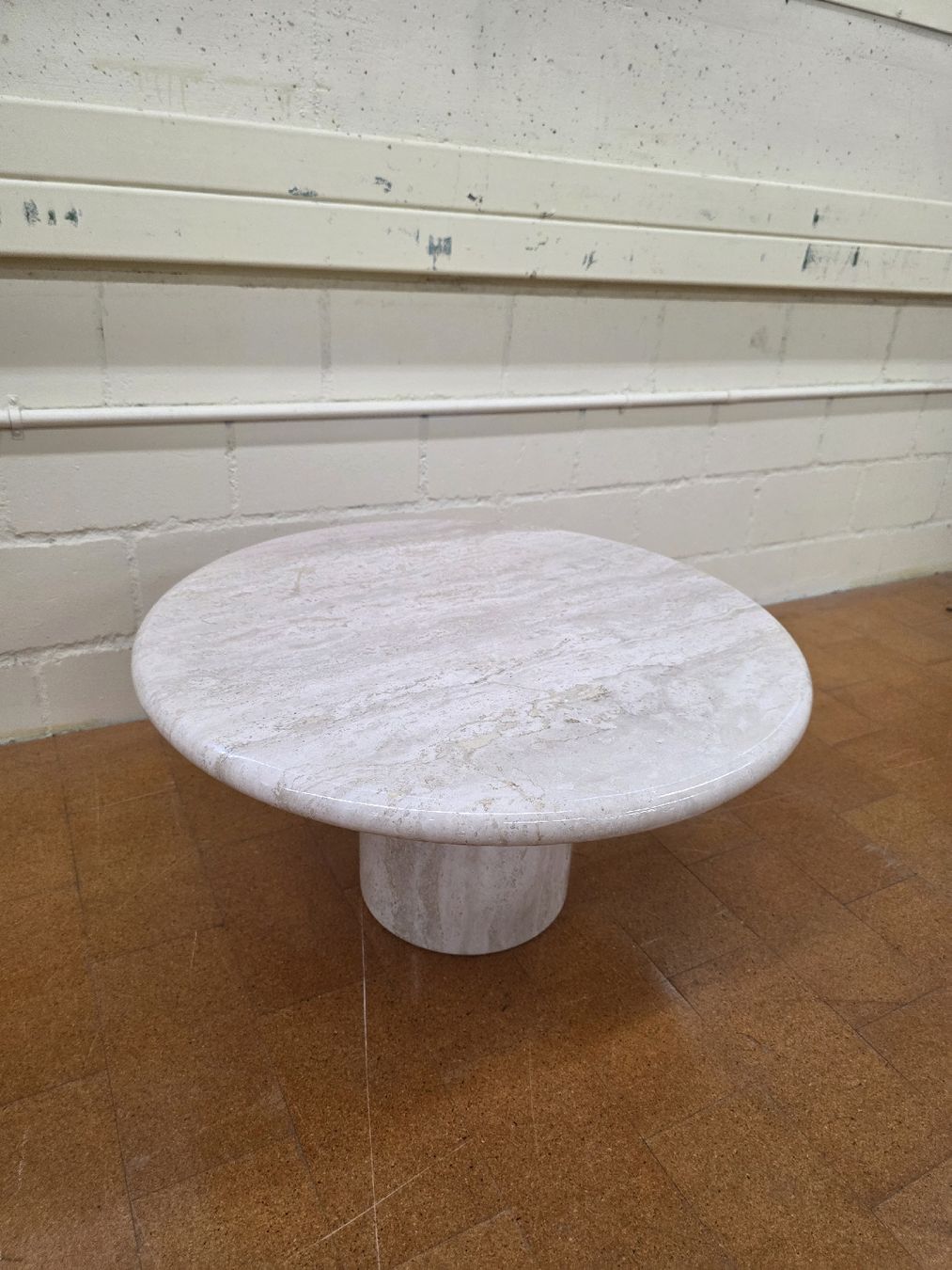 Tables: Designer Couchtisch aus Travertin  – D'occasion à Lichtensteig par UsedINStore