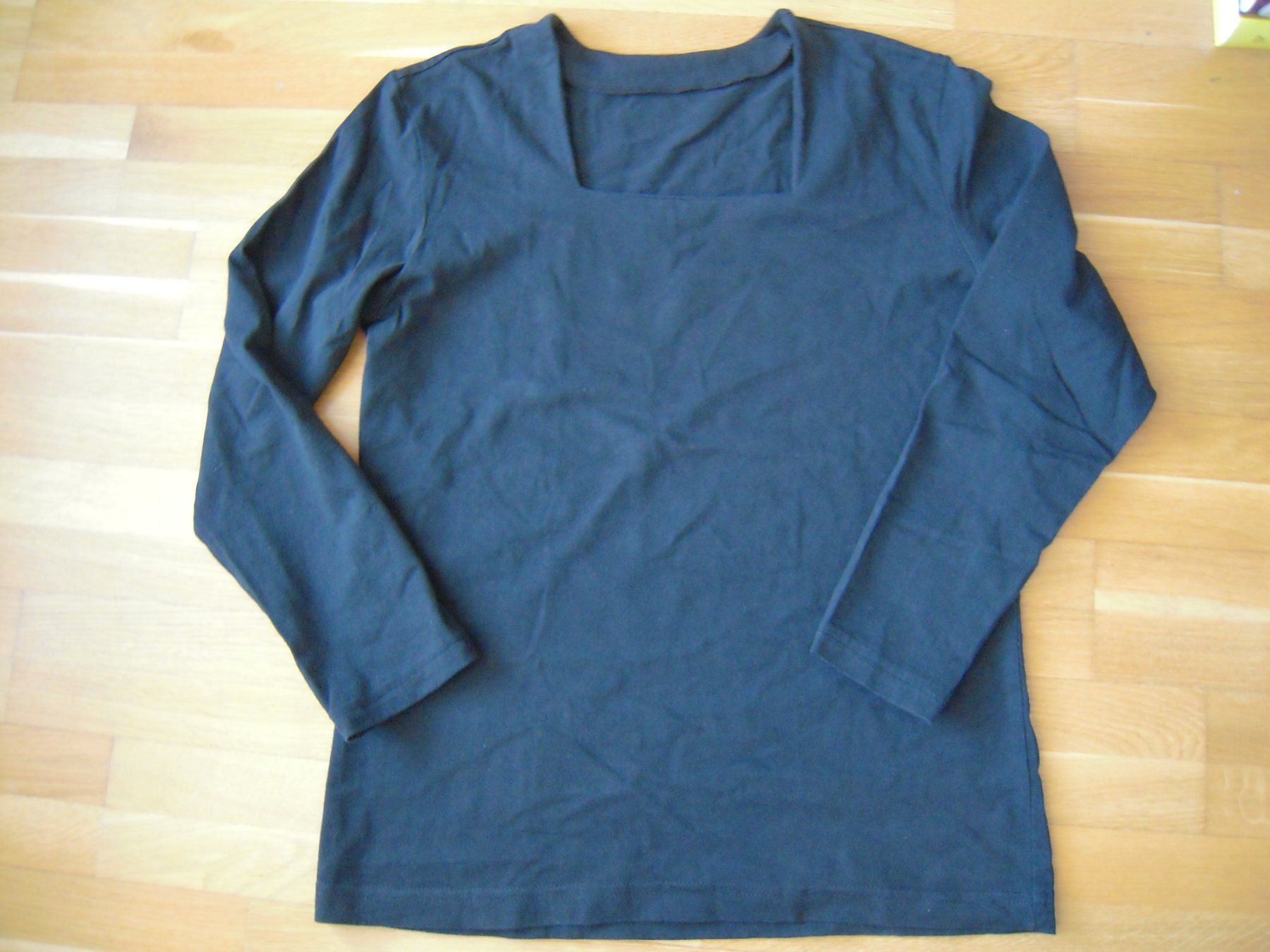 Pullover & Sweatshirts: Schwarzes Baumwoll Shirt Gr S – Gebraucht aus Uzwil von visions77