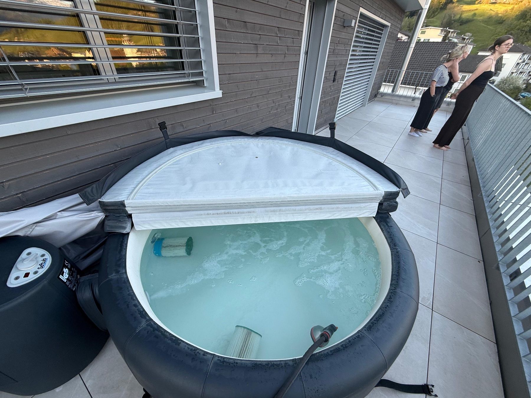Softub Whirlpool: Softub Legend Whirlpool – Gebraucht aus Steinen von slimbuddy