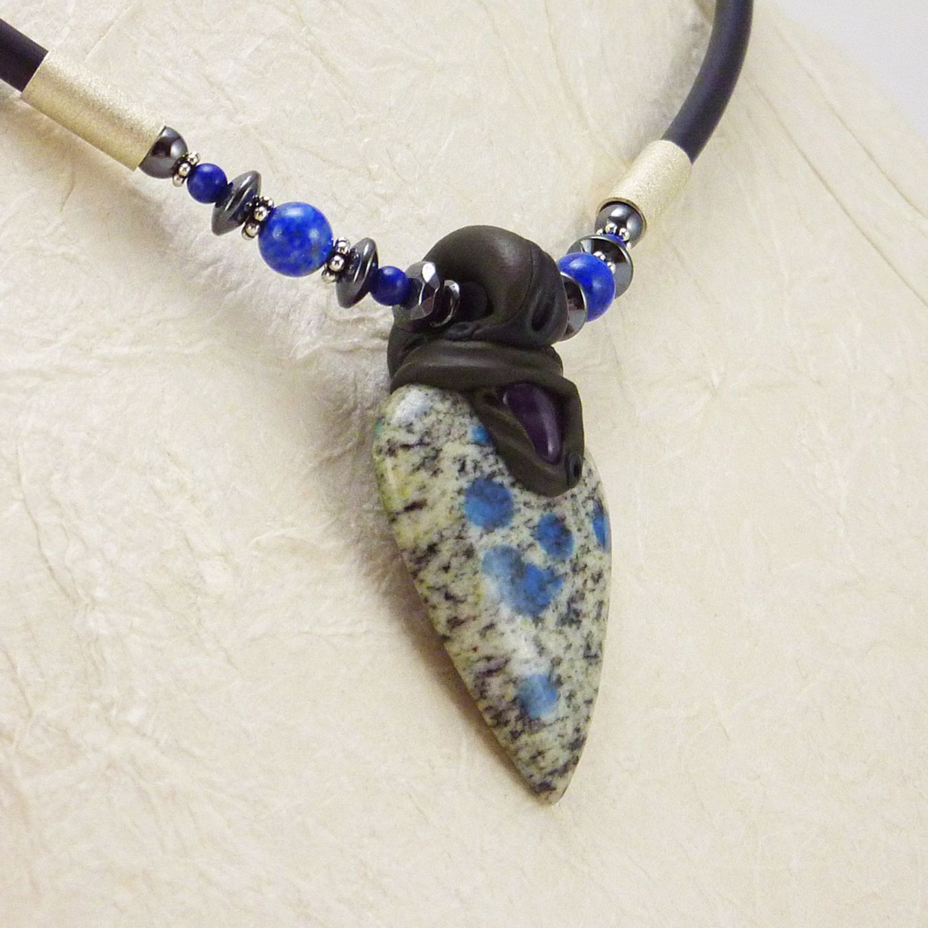 Catenine: Azurit Halskette mit Amethyst auf Kautschukband – Nuovo e nell'imballaggio originale da Meilen venduto da Byrd-bijoux 2