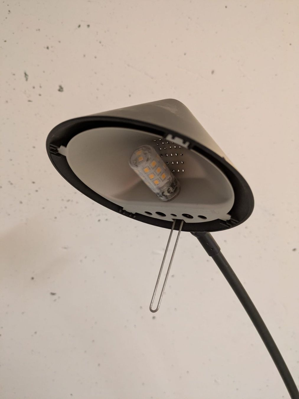 Lampen: Schwarze Stehlampe – Gebraucht aus Oberwil BL von feeeenstaub 1