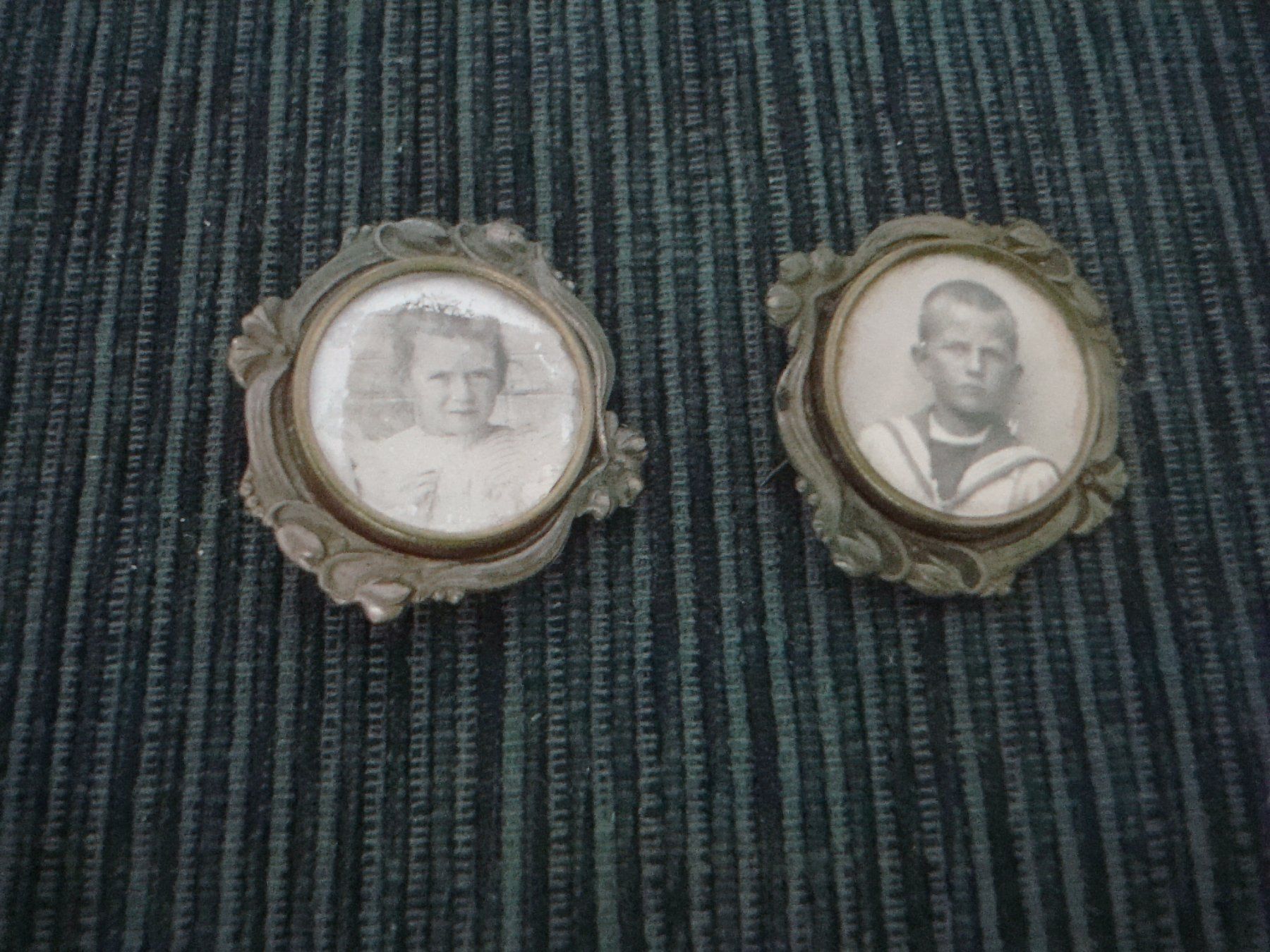 Placchette & Badge: 2 Abzeichen - Jugendstil - Kinderfotos – Usato da Neuenegg venduto da flohcante