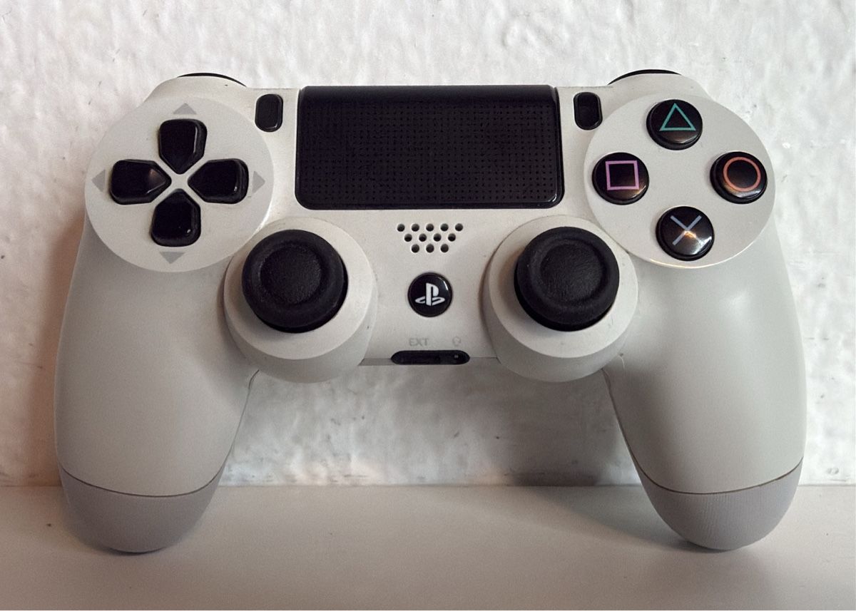 Sony Controller: Sony PlayStation 4 DualShock 4 Wireless Controller White – Usato da Ehrendingen venduto da bubulence