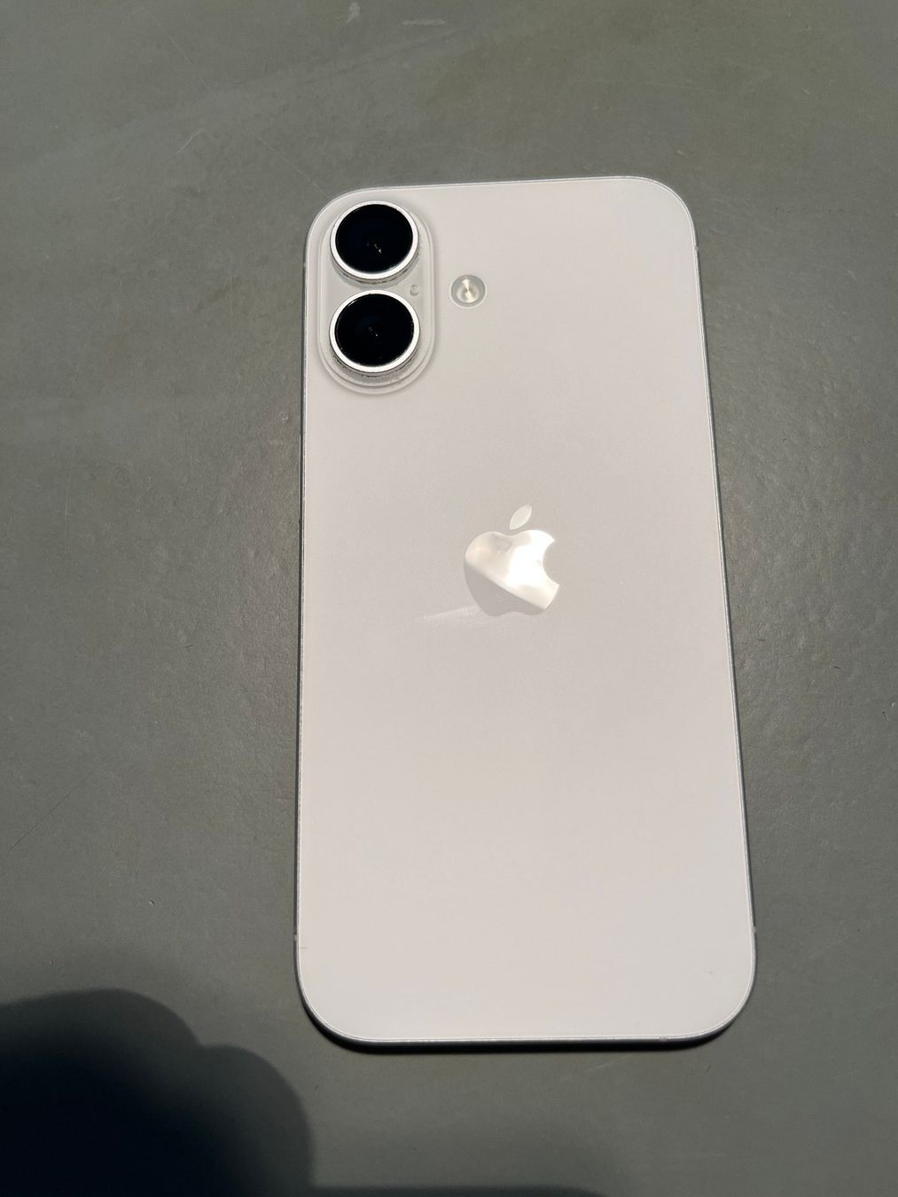 Apple Portables: iPhone 16, 128GB, weiss, defekt – D'occasion à Zürich par Mderron 6