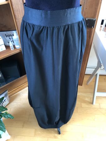 Langer Rock schwarz mit Gummibund gebraucht guter Zustand