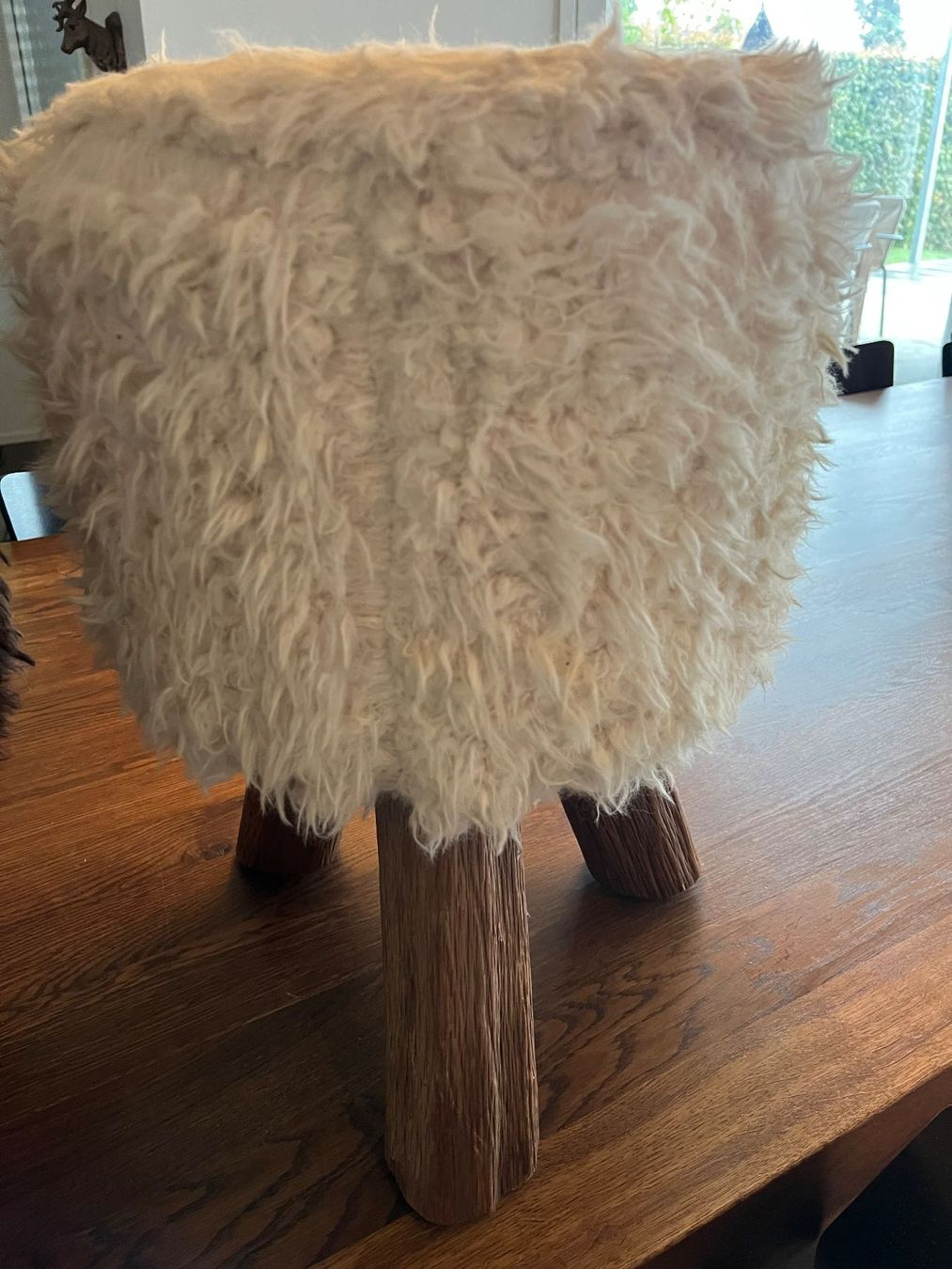 Tabourets: 2 Hocker mit Schaffell Optik – D'occasion à Oberrohrdorf par Anuschka5