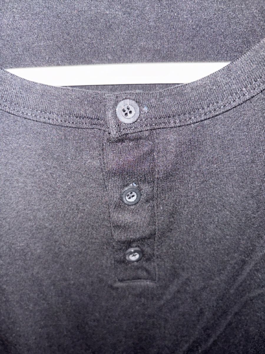 T-shirt: Schwarzes Knöpf Shirt – Usato da Bottmingen venduto da lei_l9vy 1