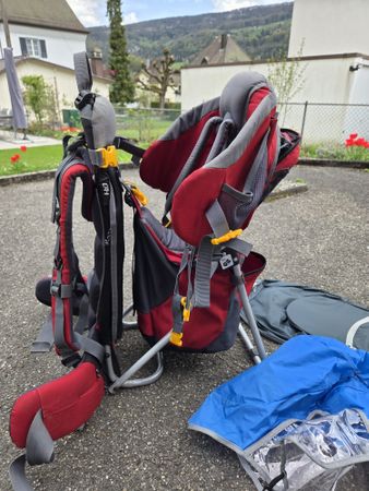 Leichter Wanderrucksack mit Sonnendach & Regenschutz.