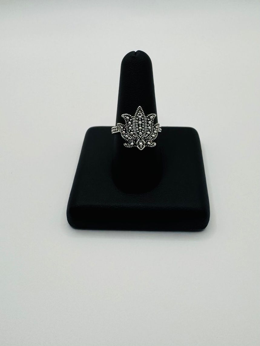 Anelli: Wunderschöner Ring mit Blume/Ornament - Grösse: 56 – Nuovo e nell'imballaggio originale da Frutigen venduto da glanzvolles.leben