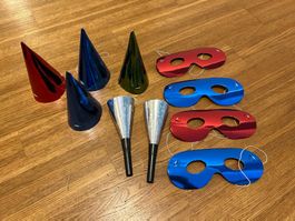 Buntes Party-Set mit Hüten, Masken & Tröten