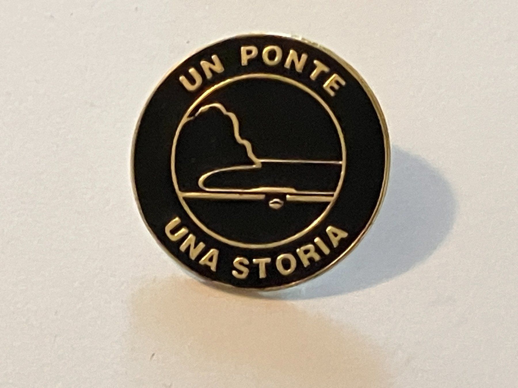 Plaketten & Abzeichen: 1 Pin Un Ponte Una Storia – Gebraucht aus Basel von djwwpp