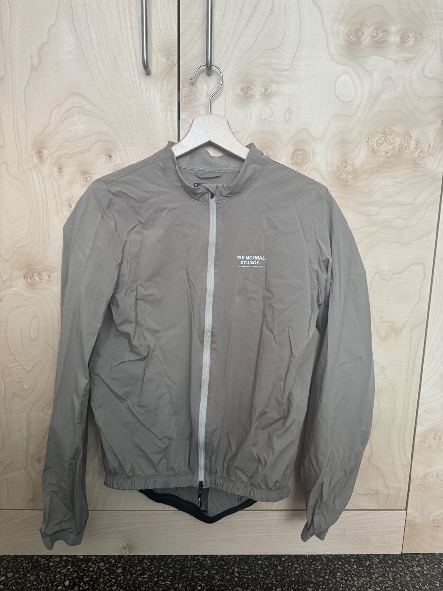 Pas Normal Studios Giacche: Pas normal studios PNS Men's Mechanism Stow Away Jacket XL – Usato da Zürich venduto da gva_r9gs
