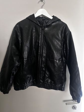 ZARA Schwarze Jacke in Lederoptik mit Kapuze
