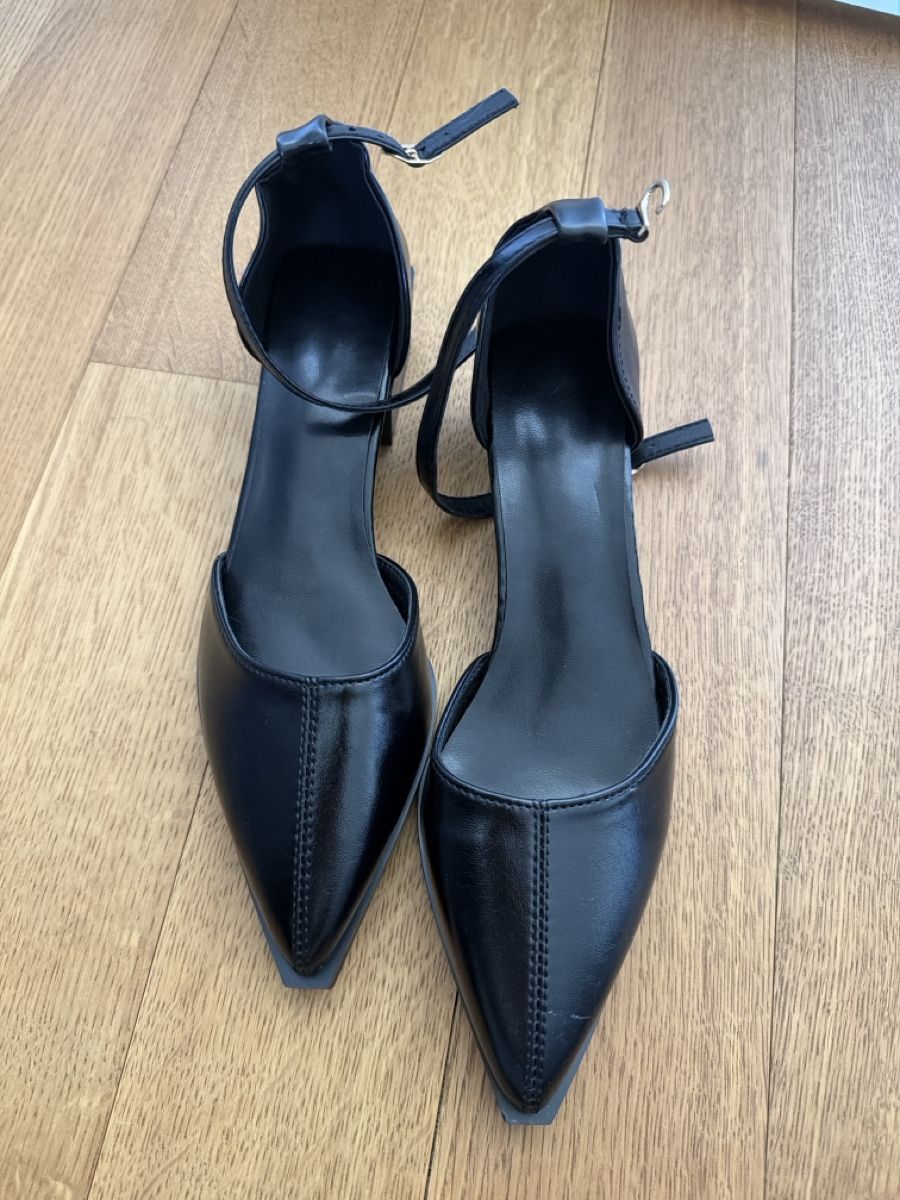 Scarpe da donna: Low heel design leather sandals 38 – Nuovo (secondo la descrizione) da Hausen AG venduto da nik_9sg2 1