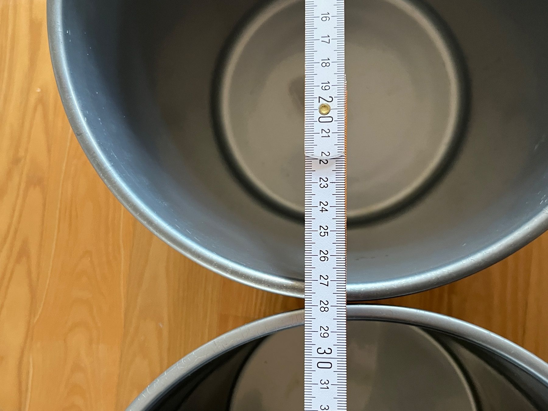 Blumentöpfe: 2 grosse silbrige Übertöpfe – Gebraucht aus Baar von Aatina 2