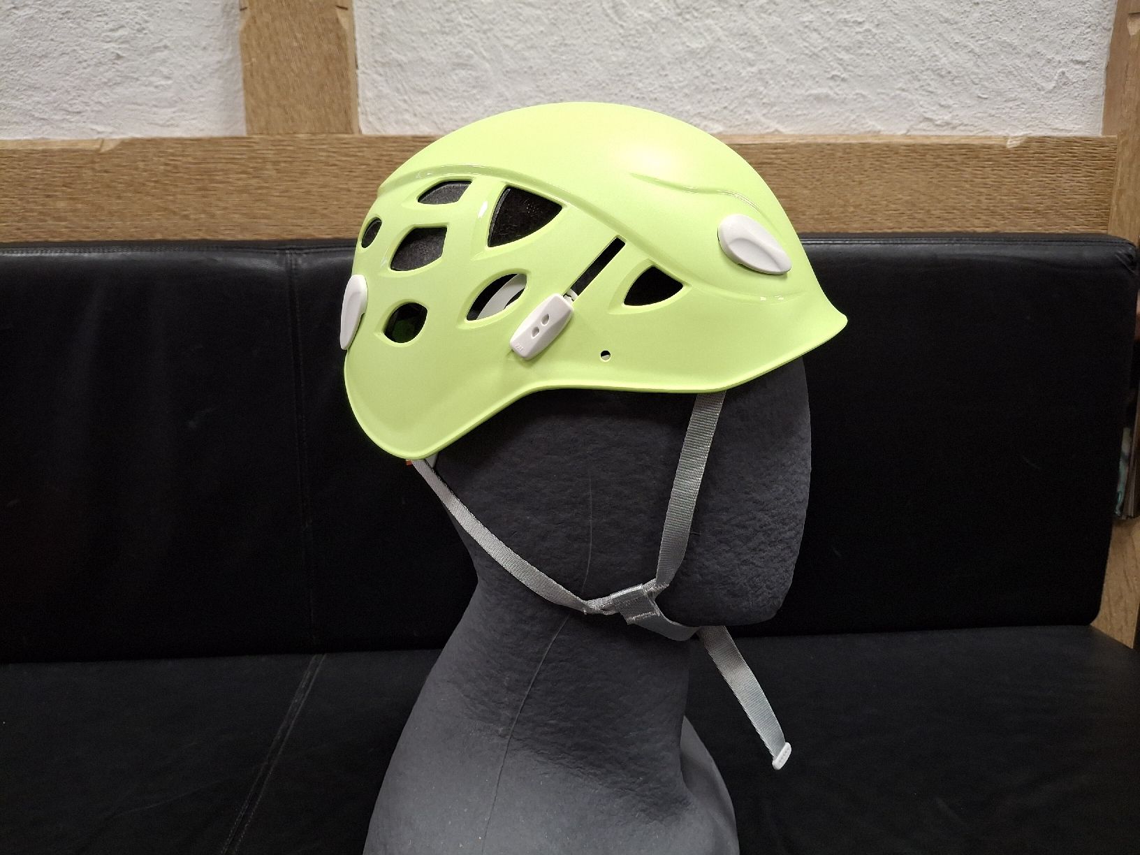 Petzl Caschi: Petzl Kletterhelm – Nuovo (secondo la descrizione) da Adelboden venduto da oestersport 1