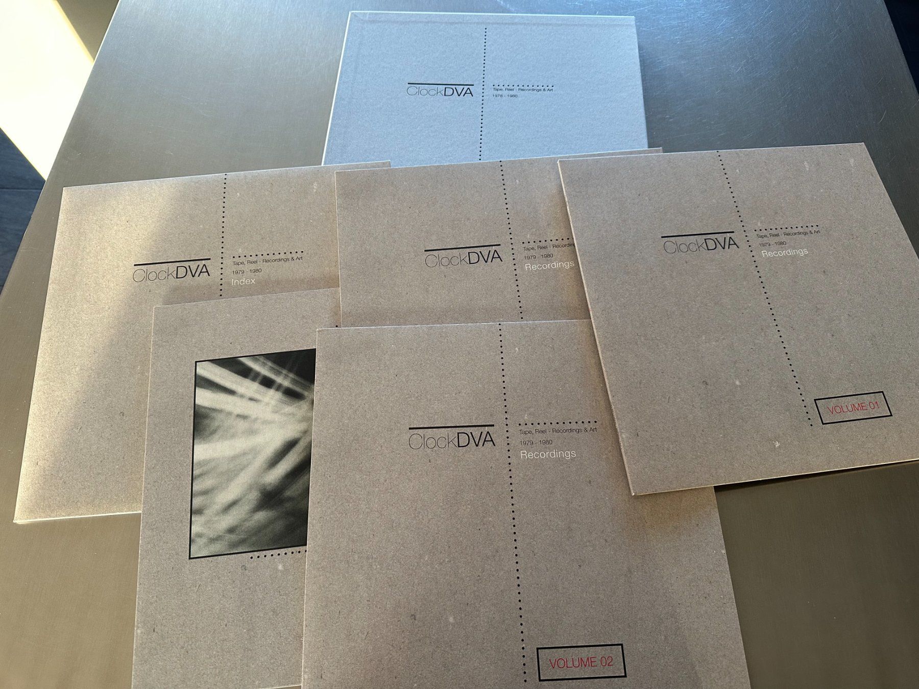 Dischi in vinile: CLOCK DVA BOX 4LPS + INSERTS XL - HOROLOGY 3 - VOD 154 – Nuovo (secondo la descrizione) da Sion venduto da jaipur1401 2