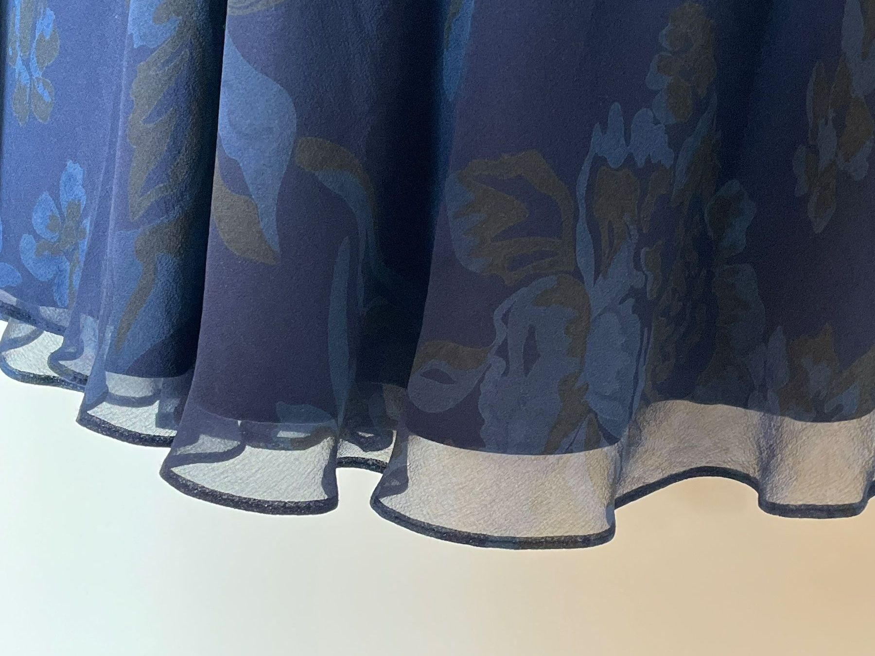 Alba Moda Vestiti: Edles Seidenkleid Dunkelblau Gr.34/36 – Usato da Hämikon venduto da schneider.petra 4