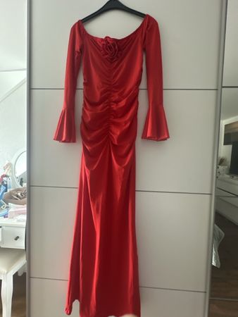 Rotes kleid , Gr. M mit Rosenapplikation – Top Zustand