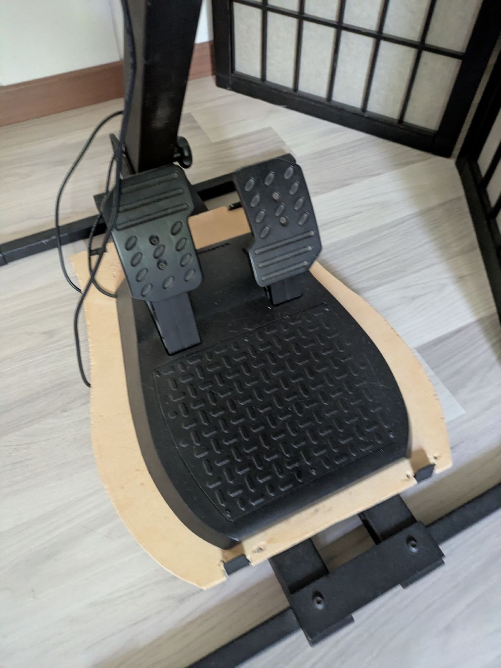 Thrustmaster Controller: Volant thrustmaster avec support de conduite.  – Usato da Châtonnaye venduto da Enjie 6