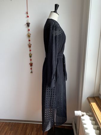 AKRIS: Neues Midi-Kleid mit Lochstickerei, 34, NP 1190
