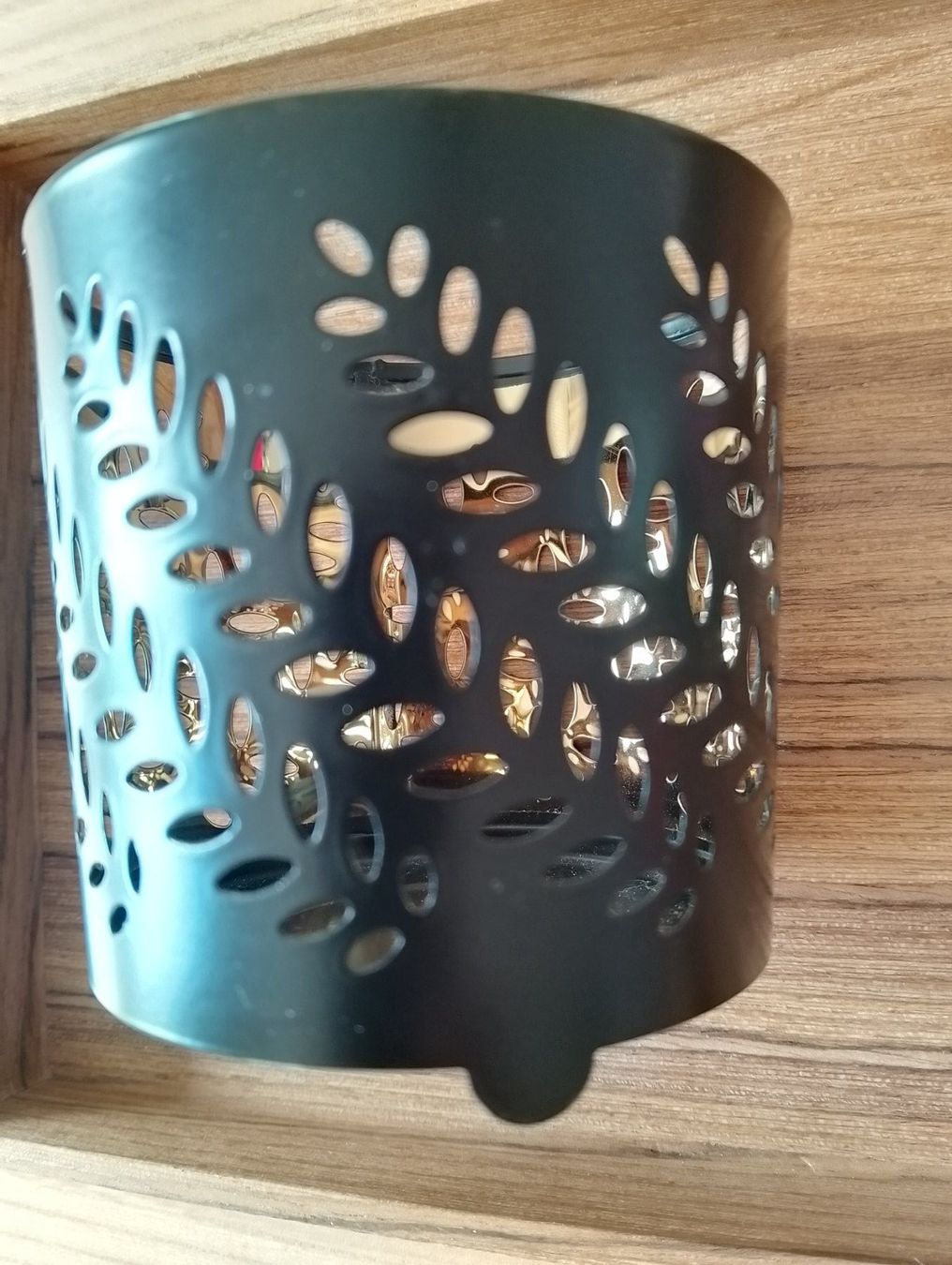 Tutte le decorazioni: Kleines Holztablett, drei hübsche Windlichter Glas/Metall – Usato da Luzern venduto da Seri4 7