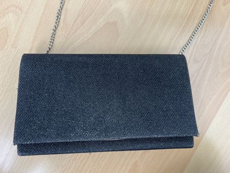 Schicke schwarze Abendtasche mit Kette
