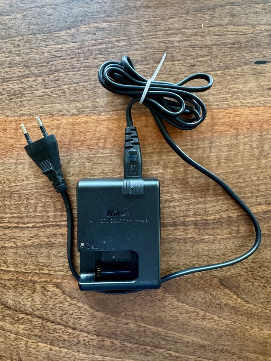 Nikon Autres accessoires:  Nikon EN-EL15 Akkuladegerät – Neuf (Voir description) à Baar par Freethy