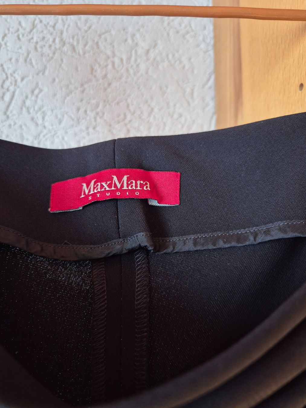 Max Mara Kleider: Max Mara Etuikleid mit Wasserfallausschnitt S – Gebraucht aus Utzenstorf von Lutra4678 1