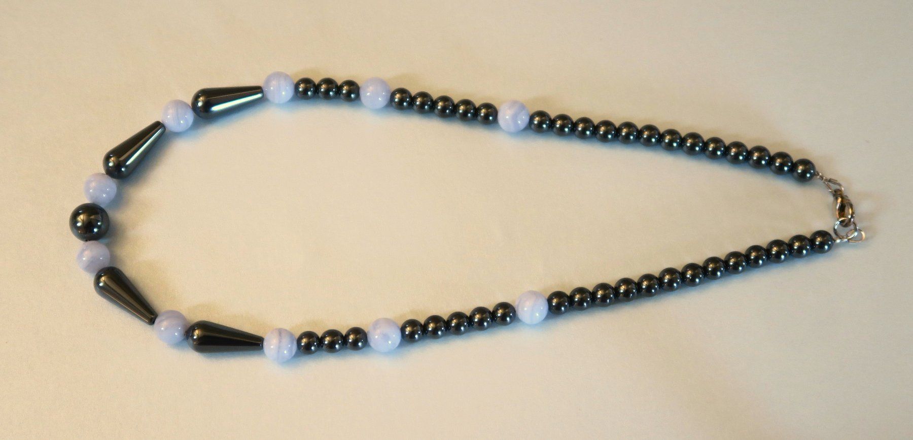 Catenine: Hämatit/Chalcedon Perlenkette – Usato da Brittnau venduto da marlenestone 2