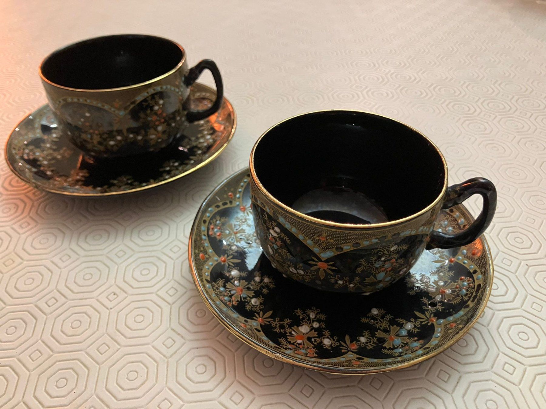 Tazze: 2 tazzine da caffè con piattino e decori colorati – Usato da Melano venduto da H-Sara