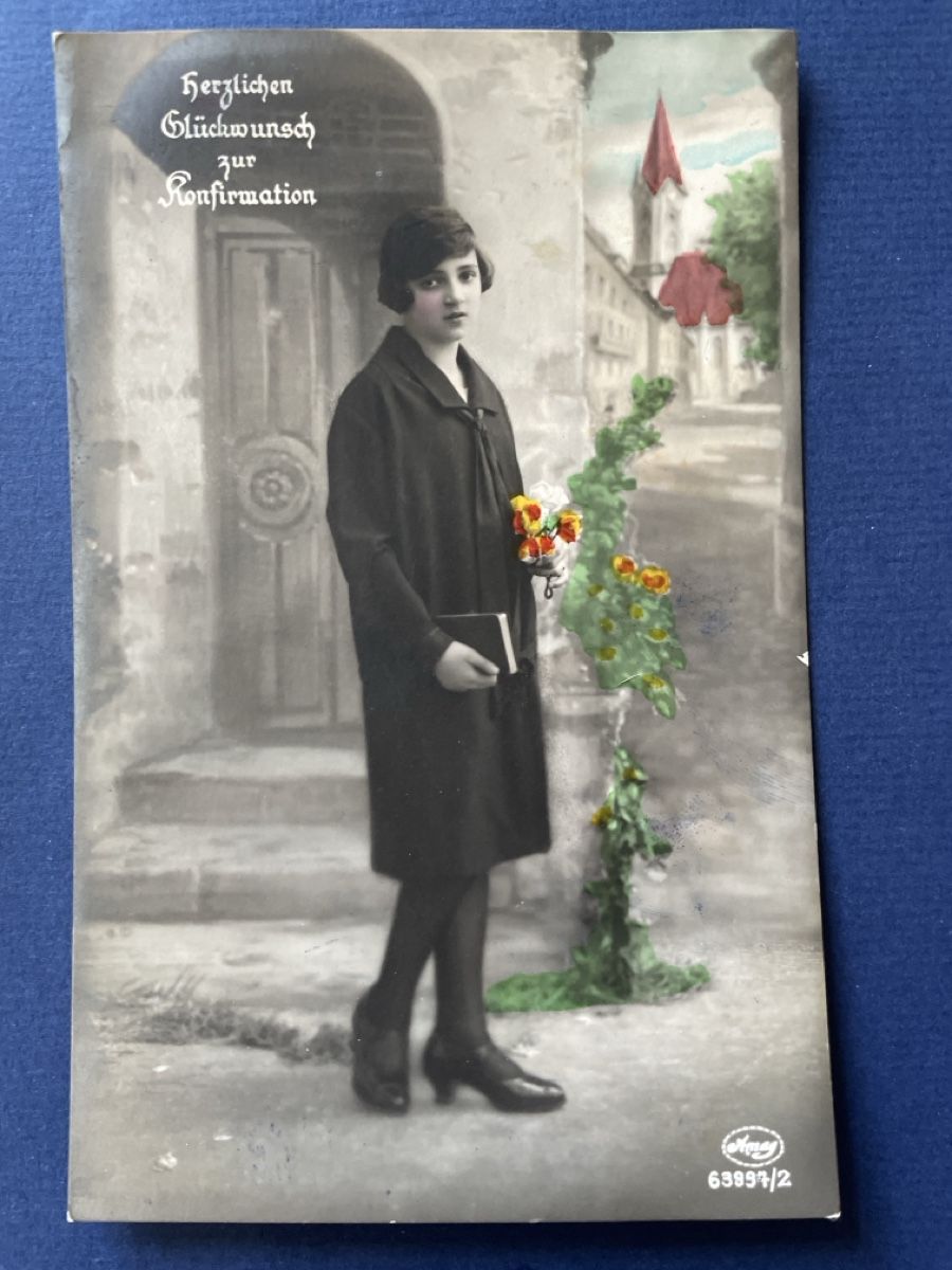 Cartoline postali: Alte Ansichtskarte Konfirmation junge Frau mit Blumen 1930 – Usato da Neuhausen am Rheinfall venduto da Arielle55