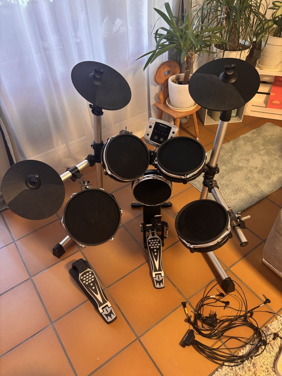 Thomann Strumenti musicali: Elektronisches Schlagzeug Set mit Hocker und Kopfhörer – Usato da Däniken SO venduto da Jasmin4658 1