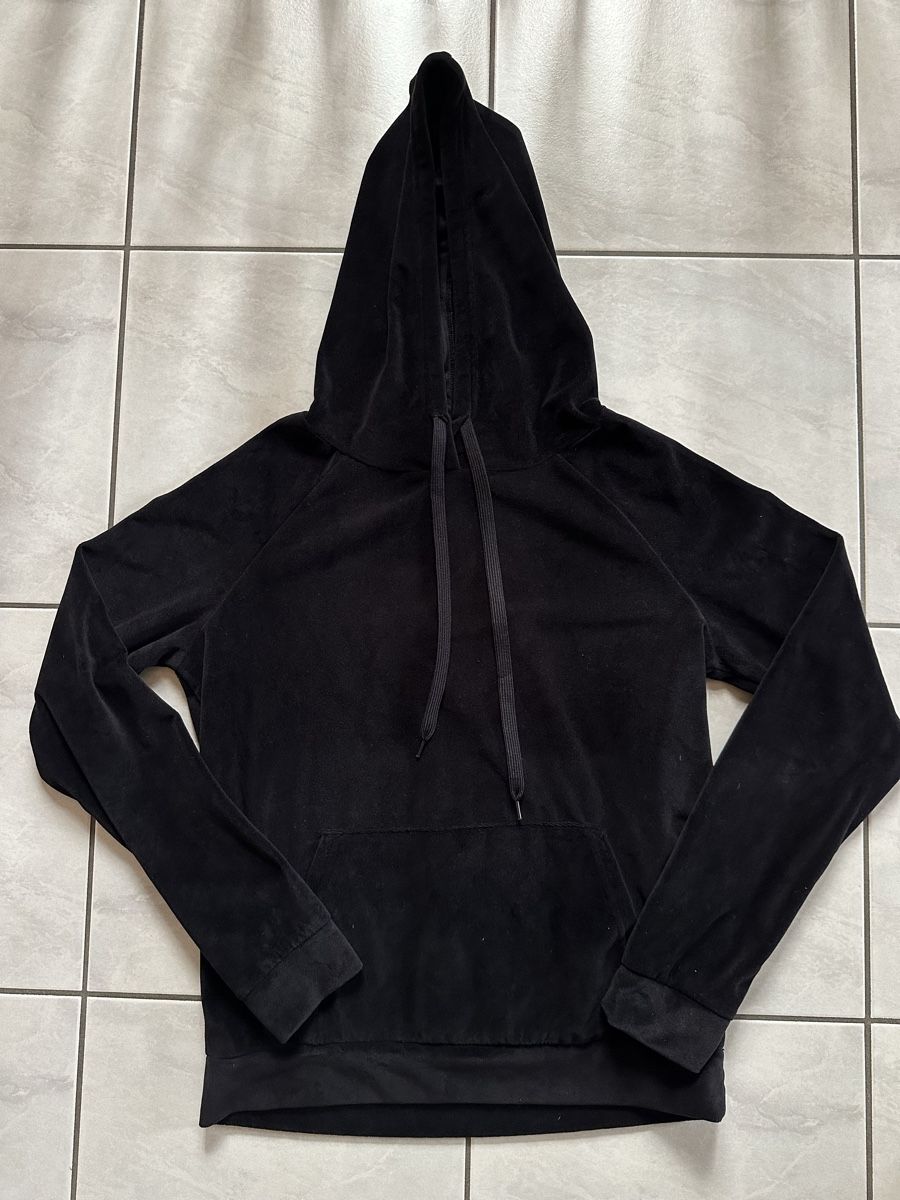 Pullover & Sweatshirts: Kapuzenpullover Samt Schwarz, guter Zustand – Gebraucht aus Hergiswil NW von kaufe_at_kaufmann 2