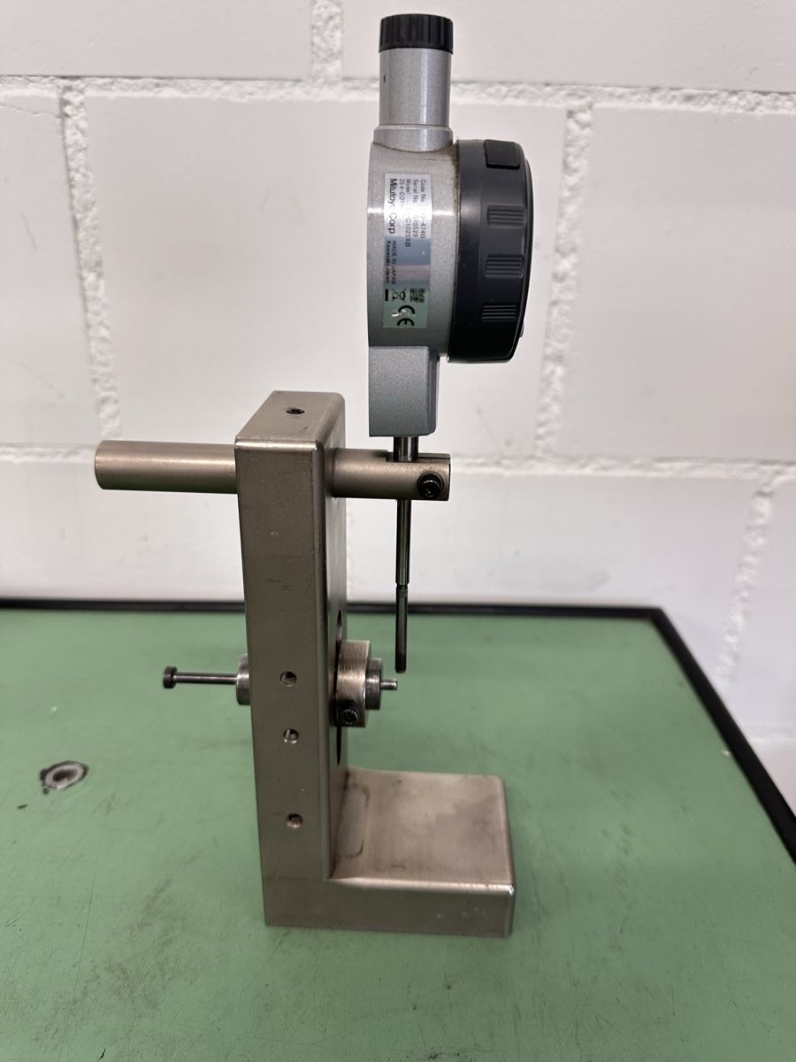 Mitutoyo Misurare: Mitutoyo Digitale Messuhr mit Stativ. – Usato da Aarberg venduto da SNMachines 4
