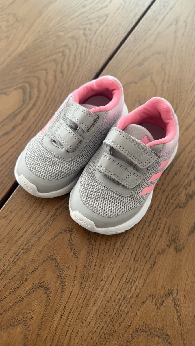 Adidas Chaussures garçon: Adidas Schuhe Kinder – D'occasion à Sennhof Winterthur par bibo11