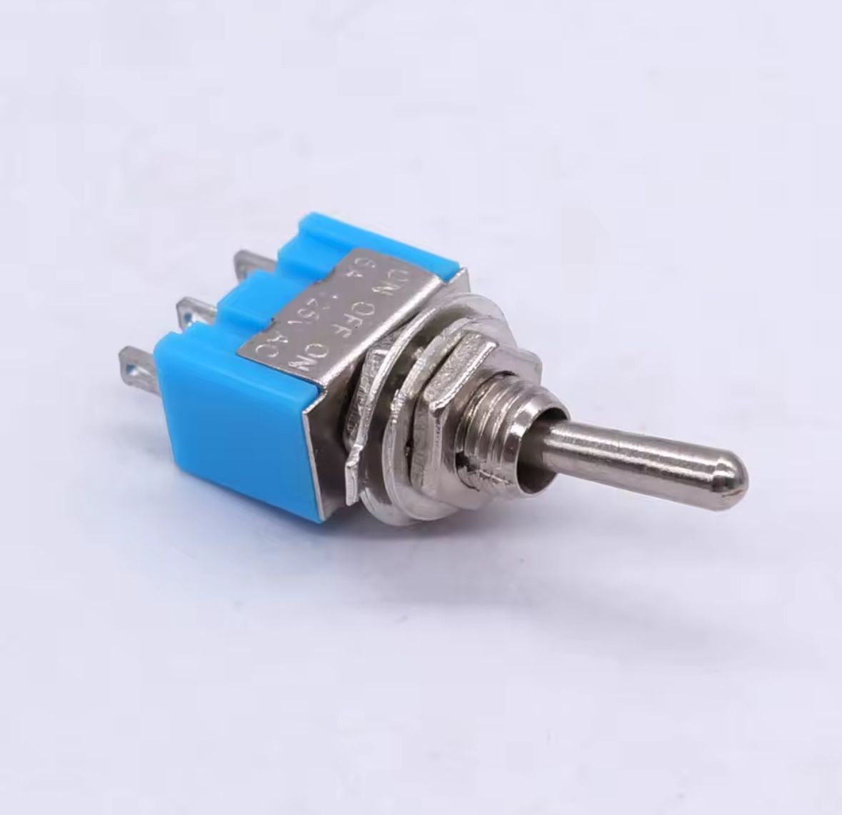 Composants électroniques: Kippschalter Ein-Aus-Ein SPDT – Neuf avec emballage d'origine à Luzern par MusikElektronikShop 1