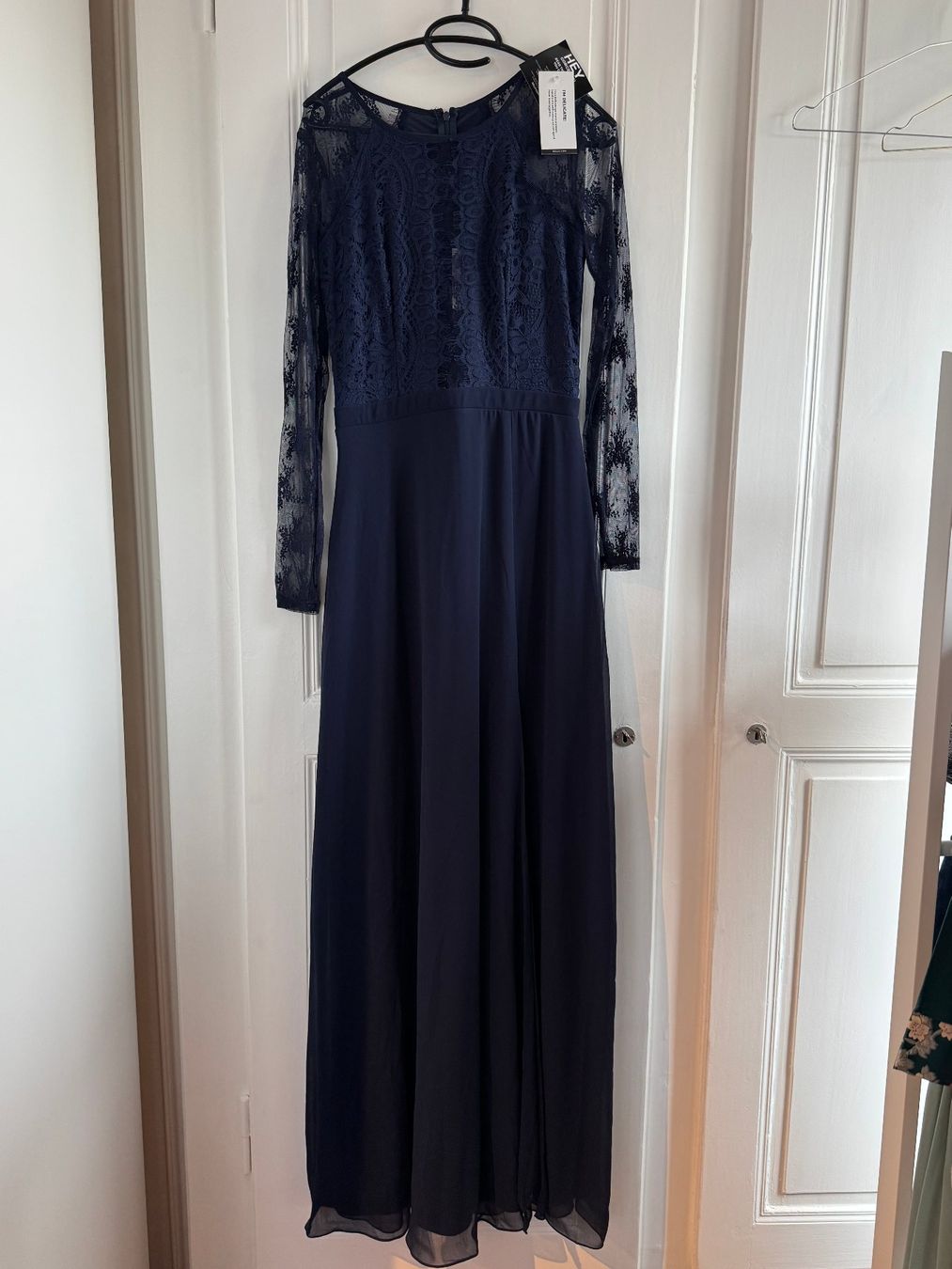 Vestiti: Damen Abendkleid in dunkelblau mit Spitzenarm – Nuovo e nell'imballaggio originale da Nidau venduto da biasutti