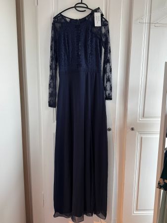 Damen Abendkleid in dunkelblau mit Spitzenarm