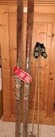 Antike Holzskier mit Stöcken und Handschuhen Nostalgie 