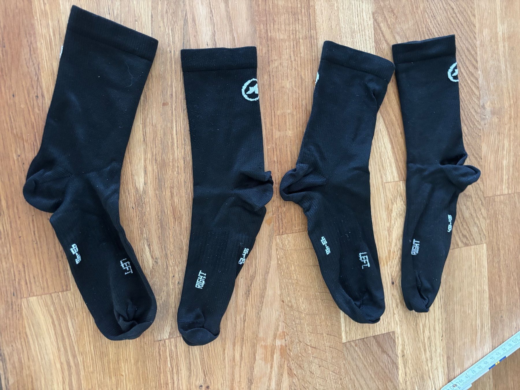 Assos Calze: 2 Paar dunne Assos Socken gr 43-46 – Usato da Geuensee venduto da sonnetje