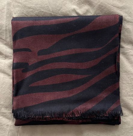 Intrend – Wool scarf with black & brown zebra pattern