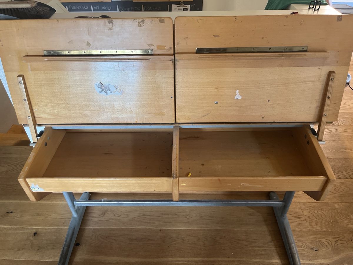 Schreibtische: Schultisch retro  Holz Metall  – Gebraucht aus Appenzell von coeri-b 1